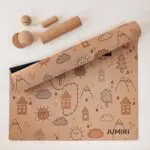 Zestaw korkowy do aktywności dla dzieci JUMIKI MAXI | Mata WIOSKA W GÓRACH XXL + akcesoria korkowe