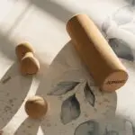 Zestaw do ćwiczeń i masażu JUMIKI MOBILITY - roller M 10×30 cm, piłka S 6 cm i podwójna piłka M - obrazek 5