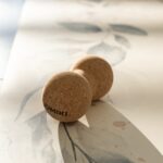 Piłka do masażu i ćwiczeń podwójna korkowa JUMIKI M - obrazek 5